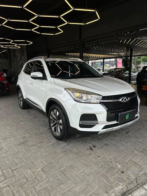 Chery Tiggo 5X na cor branca, vista dianteira em três quartos (foto 1 de 16)