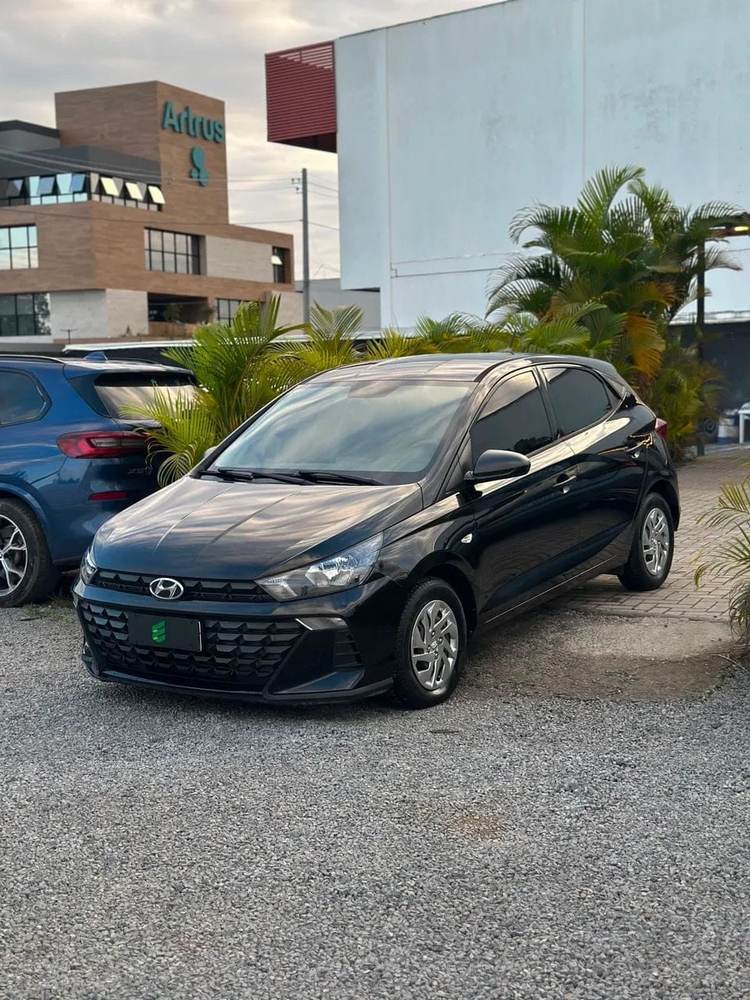 Hyundai HB20 na cor preta, vista dianteira em três quartos