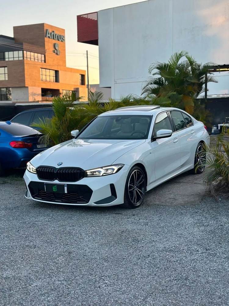 BMW 320i na cor branca, vista dianteira em três quartos