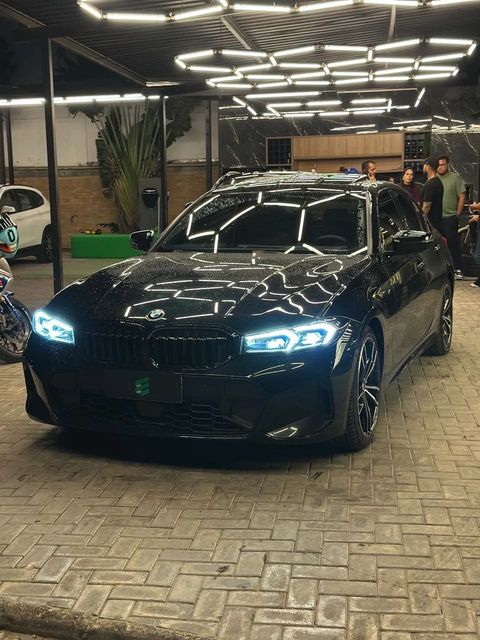 BMW 320i na cor preta, vista de frente (foto 2 de 15)