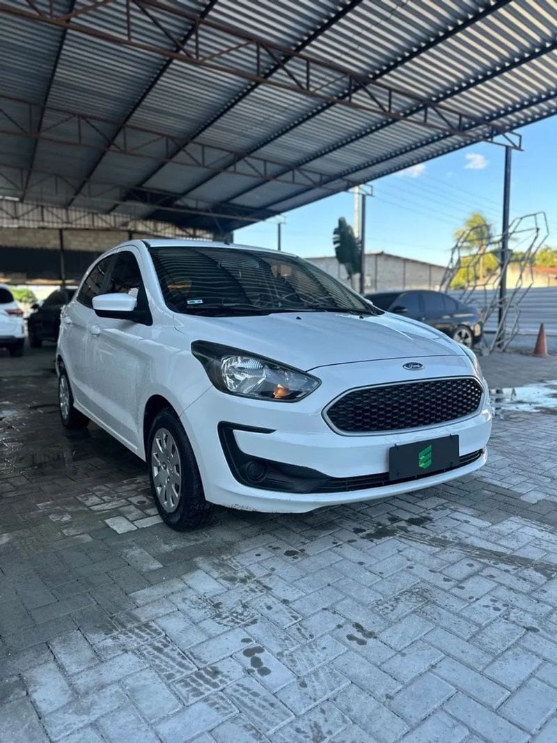 Ford Ka na cor branca, vista dianteira em três quartos