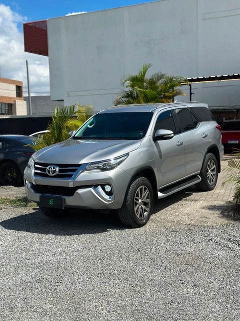 Toyota Hilux SW4 na cor prata, vista dianteira em três quartos (foto 2 de 18)