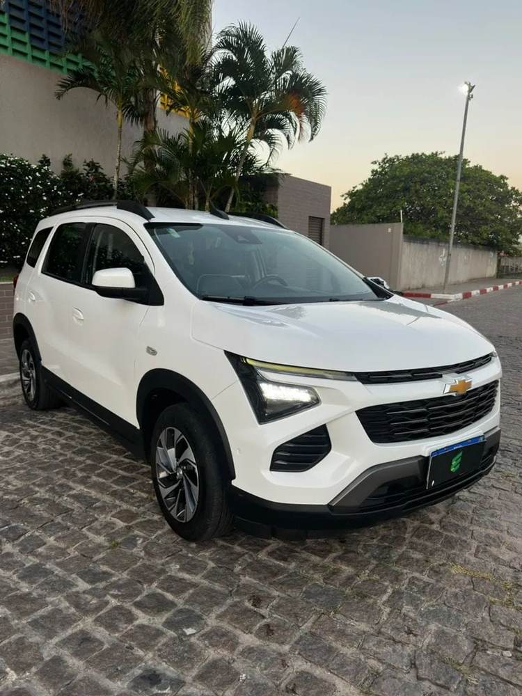 Chevrolet Spin na cor branca, vista dianteira em três quartos