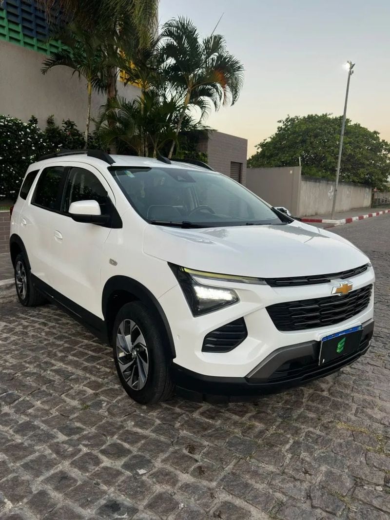 Chevrolet Spin na cor branca, vista dianteira em três quartos