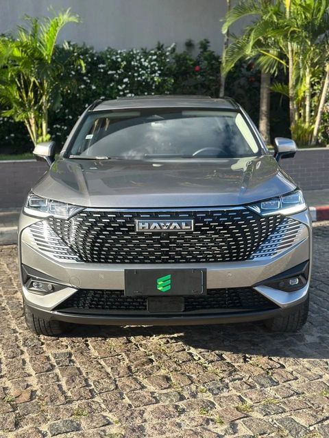 GWM Haval H6 na cor cinza, vista de frente