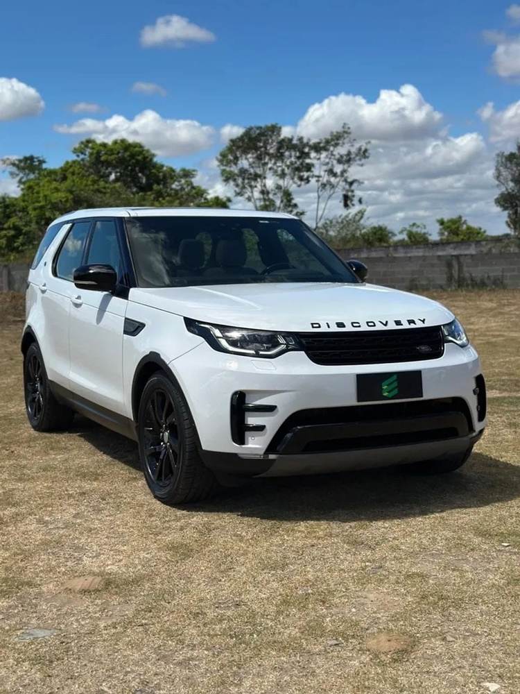 Land Rover Discovery na cor branca, vista dianteira em três quartos