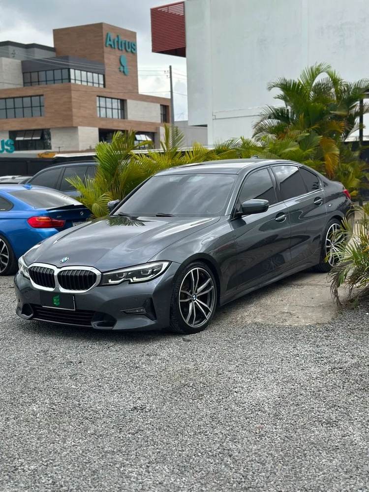 BMW 320i na cor cinza, vista dianteira em três quartos
