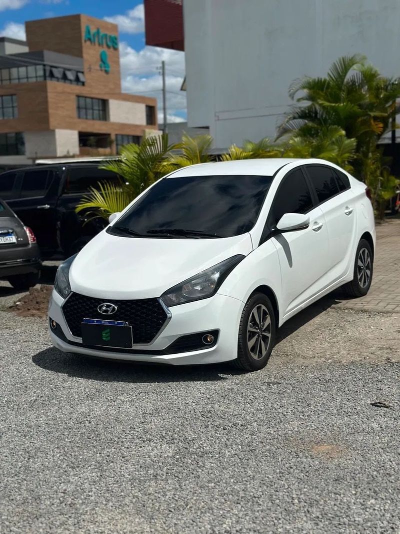 Hyundai HB20S na cor branca, vista dianteira em três quartos