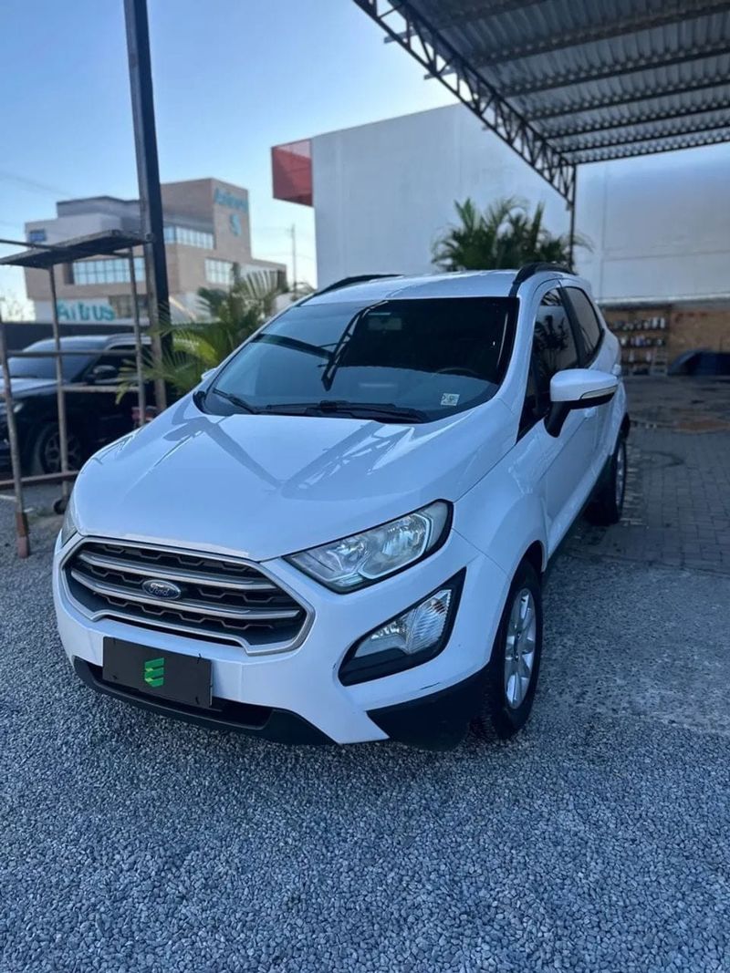 Ford EcoSport na cor branca, vista dianteira em três quartos