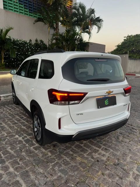 Chevrolet Spin na cor branca, vista traseira em três quartos