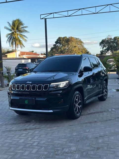 Jeep Compass na cor preta, vista dianteira em três quartos (foto 2 de 16)