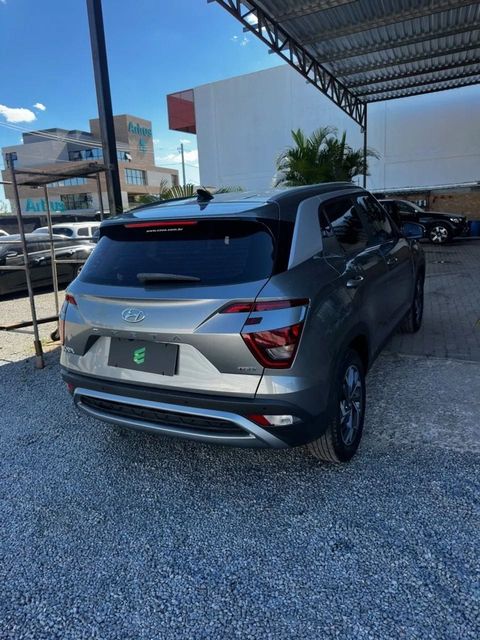 Hyundai Creta na cor cinza, vista traseira em três quartos (foto 2 de 15)