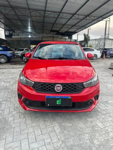 Fiat Argo na cor vermelha, vista de frente
