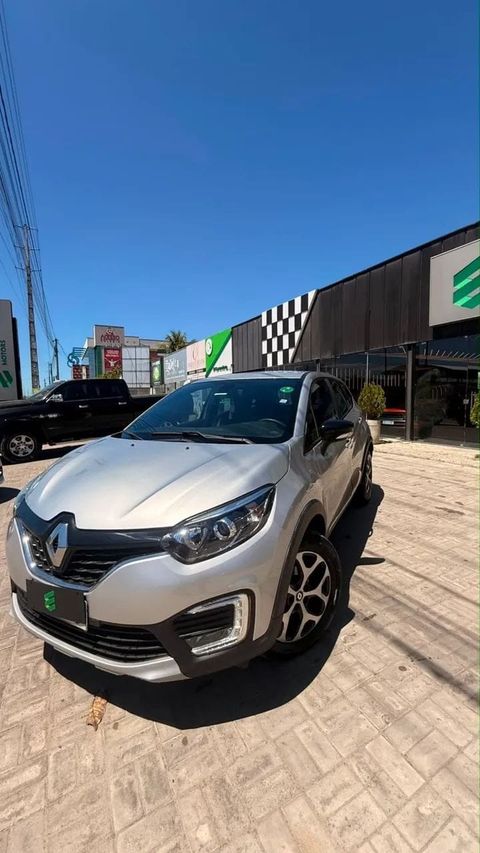 Renault Captur na cor prata, vista de frente (foto 2 de 19)