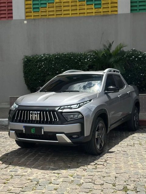 Fiat Toro na cor prata, vista dianteira em três quartos (foto 2 de 19)