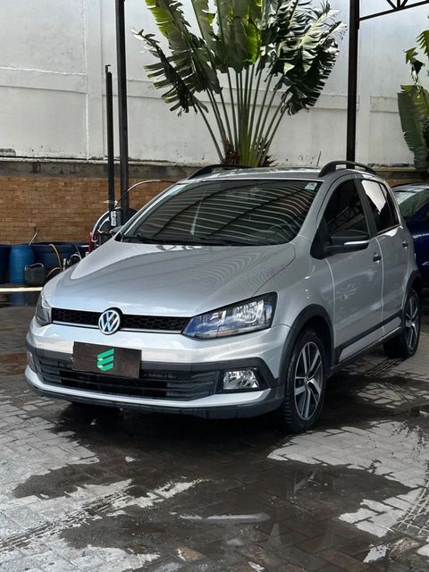 Volkswagen Fox na cor prata, vista dianteira em três quartos (foto 2 de 12)