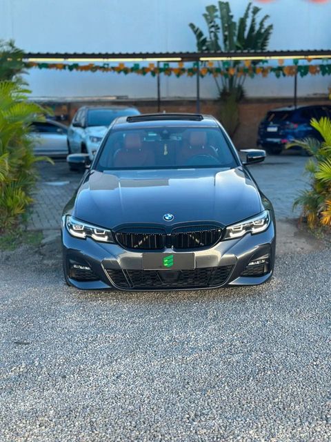 BMW 320i na cor cinza, vista de frente
