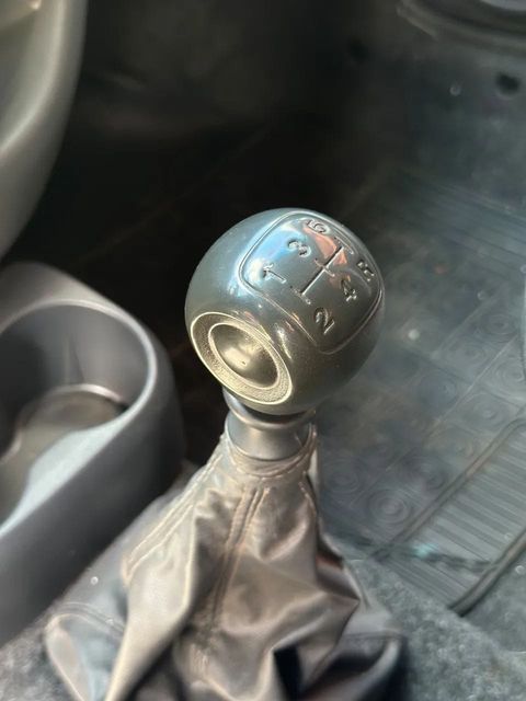 Fiat Uno, console central e alavanca de câmbio