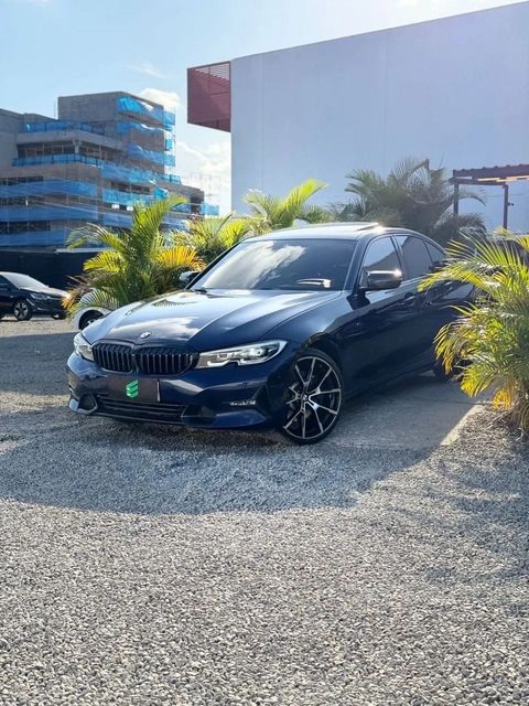 BMW 330i na cor azul, vista dianteira em três quartos (foto 2 de 18)
