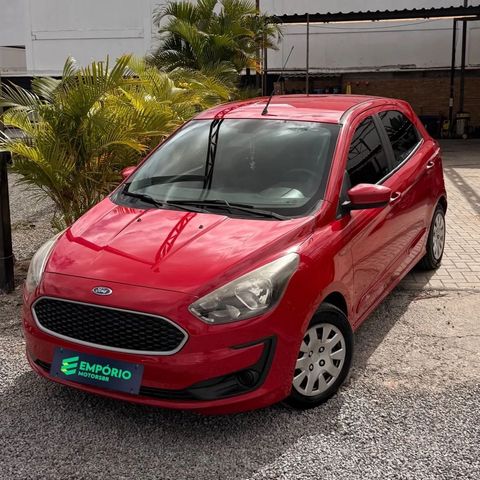 Ford Ka na cor vermelha, vista dianteira em três quartos (foto 2 de 10)