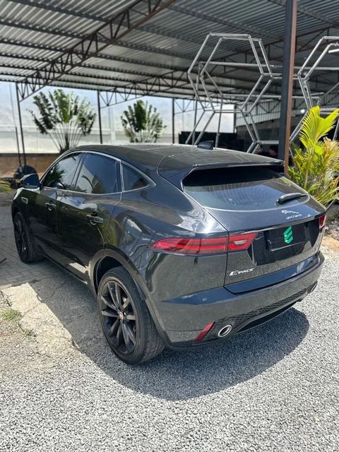 Jaguar E-Pace na cor preta, vista traseira em três quartos (foto 2 de 17)