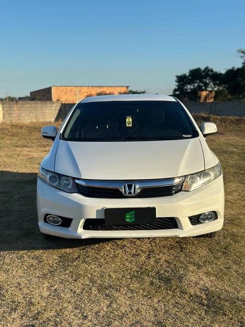 Honda Civic na cor branca, vista de frente