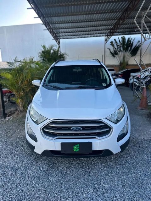 Ford EcoSport na cor branca, vista de frente