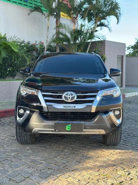 Toyota Hilux SW4 na cor preta, vista de frente