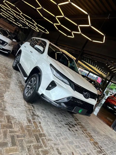 Toyota Hilux SW4 na cor branca, vista dianteira em três quartos (foto 2 de 13)