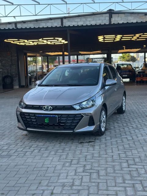 Hyundai HB20 na cor prata, vista dianteira em três quartos (foto 2 de 12)
