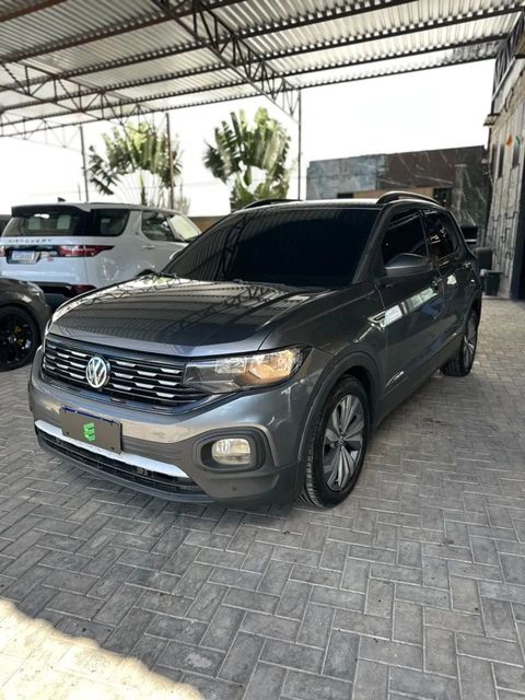Volkswagen T-Cross na cor cinza, vista dianteira em três quartos (foto 2 de 13)