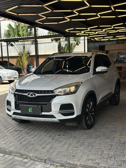 Chery Tiggo 5X na cor branca, vista dianteira em três quartos (foto 2 de 16)