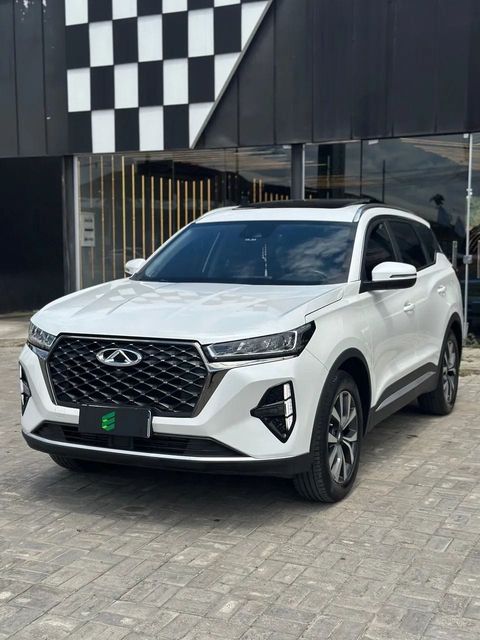 Chery Tiggo 7 na cor branca, vista dianteira em três quartos (foto 2 de 20)