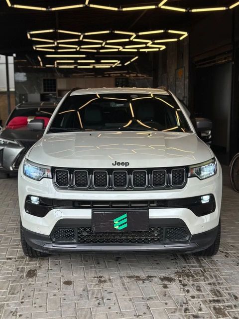 Jeep Compass na cor branca, vista de frente