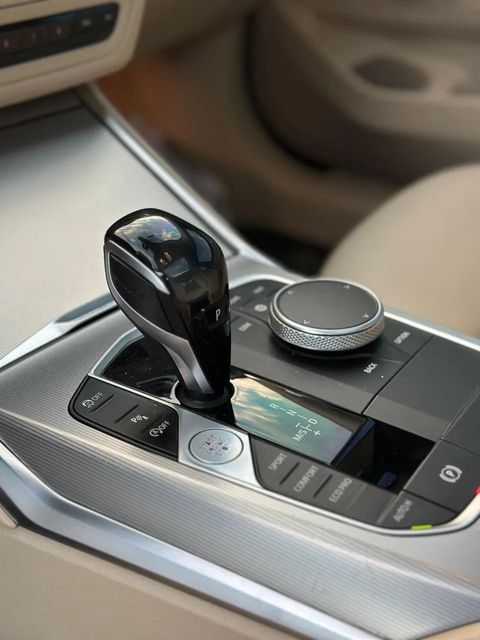 BMW 320i, console central e alavanca de câmbio