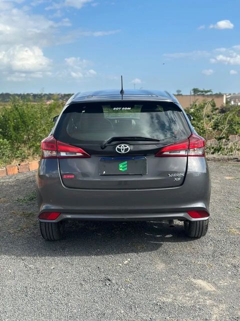 Toyota Yaris na cor cinza, vista de trás