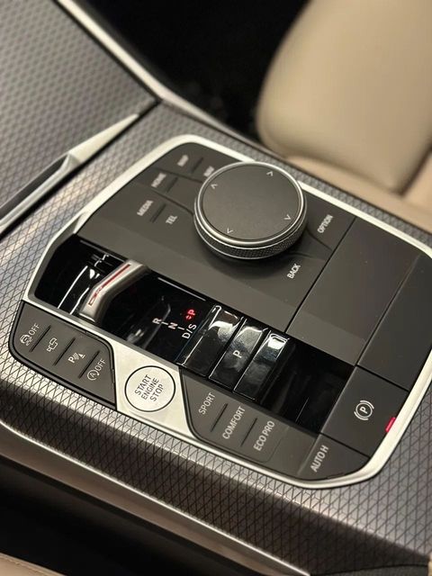 BMW 320i, console central e alavanca de câmbio
