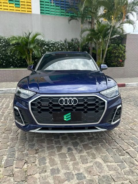 Audi Q5 na cor azul, vista de frente