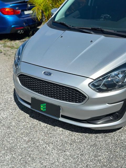 Ford Ka na cor prata, vista de frente