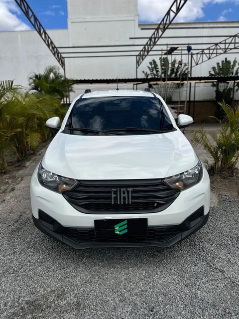 Fiat Strada na cor branca, vista de frente