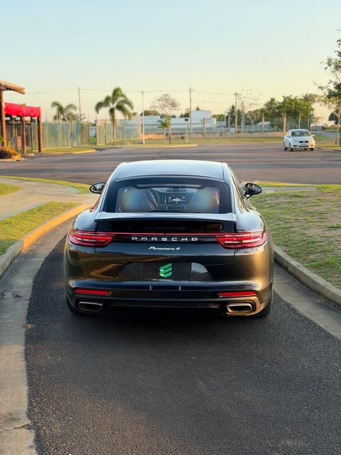 Traseira do Panamera com as lanternas em LED