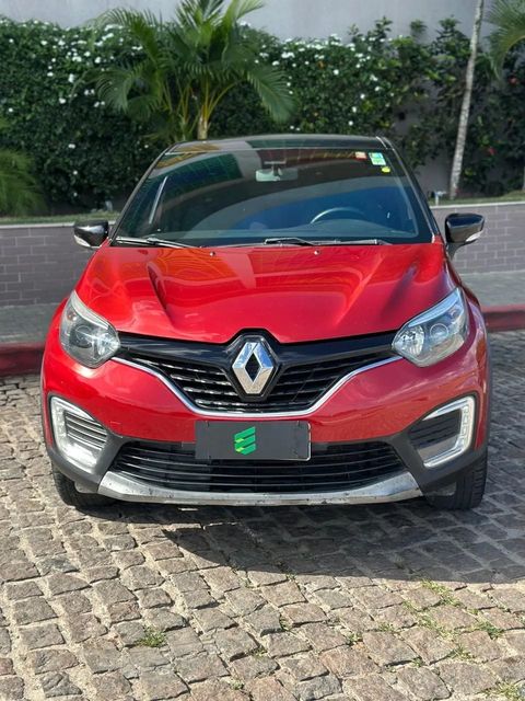 Renault Captur na cor vermelha, vista de frente