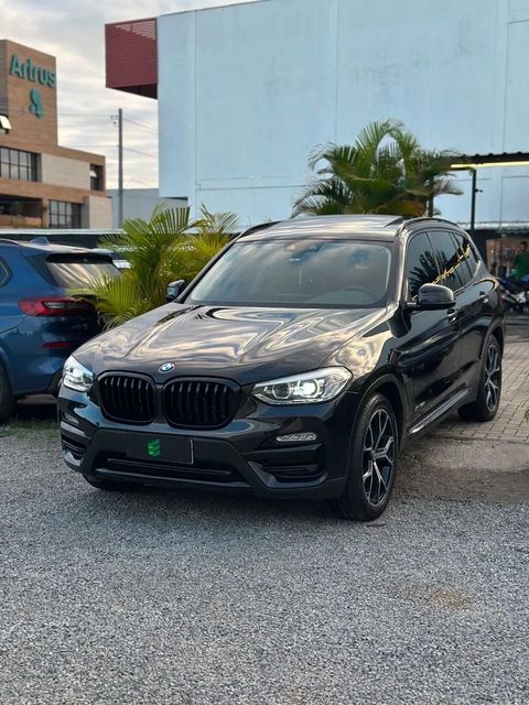 BMW X3 na cor preta, vista dianteira em três quartos (foto 2 de 17)
