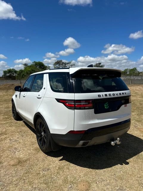 Land Rover Discovery na cor branca, vista traseira em três quartos