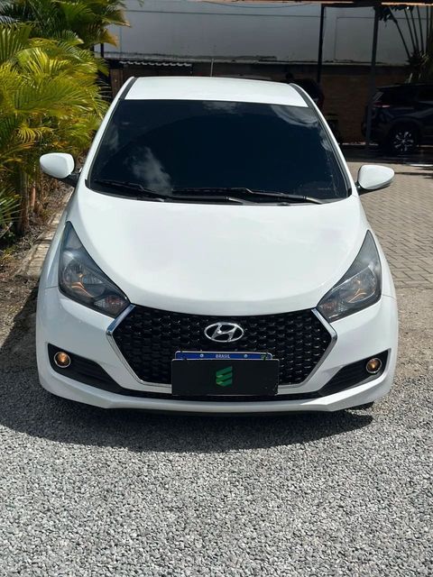 Hyundai HB20S na cor branca, vista de frente