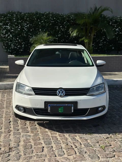 Volkswagen Jetta na cor branca, vista de frente
