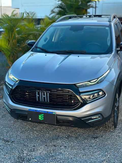 Fiat Toro na cor prata, vista de frente