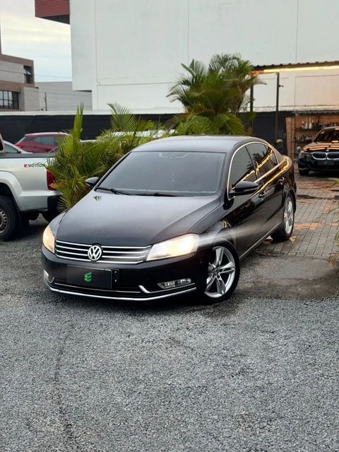 Volkswagen Passat na cor preta, vista dianteira em três quartos (foto 1 de 17)