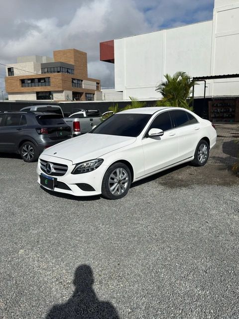 Mercedes-Benz C 180 na cor branca, vista dianteira em três quartos (foto 3 de 17)