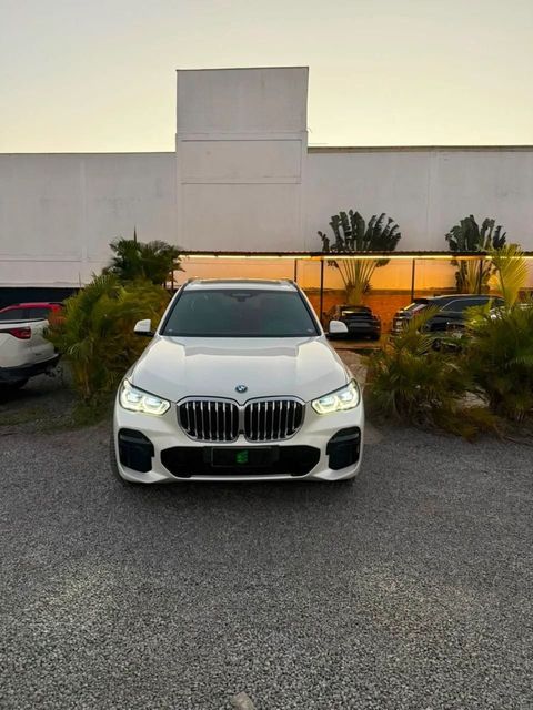 BMW X5 na cor branca, vista de frente
